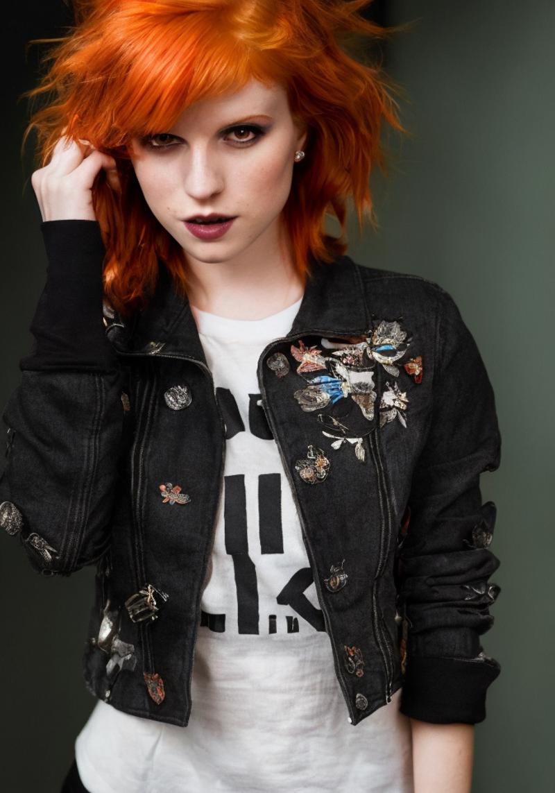 05195-1647584277-hayley williams (sharp focus_1.2), photo, attractive young woman, (beautiful face_1.1), detailed eyes, luscious lips, (winged ey.png